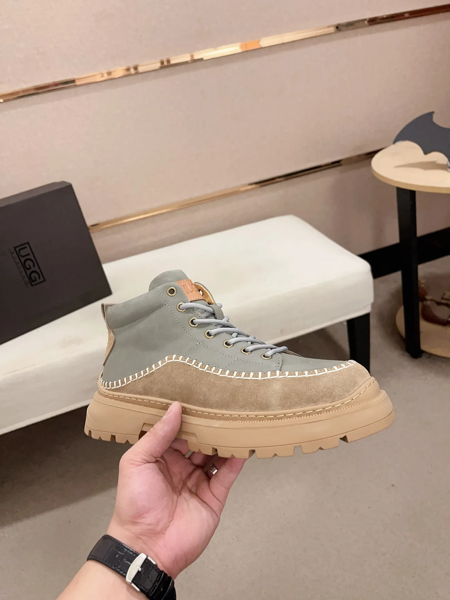 Factory price: 760💰North American men's shoes Ugg ☃️In the special sale of new high-quality men's shoes snow boots in autumn and winter, the nemesis of extreme cold weather! Made of cowhide leather, merino wool lining, and original outsole, whether driving, outdoor or daily wear, there is always one that suits you! Code number 39-44